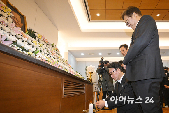 우원식(오른쪽부터) 국회의장, 김민석 국무총리, 정청래 더불어민주당 대표와 이 27일 오전 서울 종로구 서울대학교병원 장례식장에 故 이해찬 전 국무총리의 빈소에서 조문하고 있다. [사진=곽영래 기자]