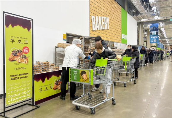 지난 3일 부천 소사구 이마트 트레이더스 부천점을 찾은 고객들이 줄을 서서 신세계푸드의 '두초크'를 구매하고 있다. [사진=신세계푸드]