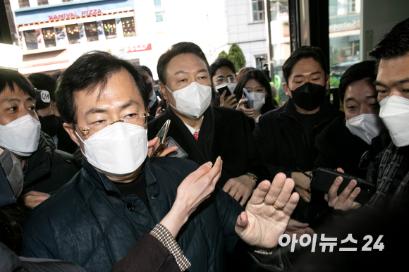 윤석열 국민의힘 대선후보가 3일 오전 갑작스럽게 이후 일정을 취소하고 서울 영등포구 국민의힘 당사로 들어오고 있다. [사진=김성진 기자]