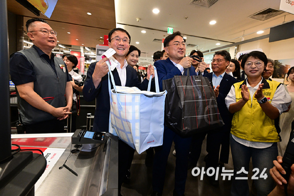 한병도 더불어민주당 대표 직무대행 겸 원내대표와 신장식 조국혁신당 대표가 13일 재개장한 서울 강서구 홈플러스에서 장보기를 마친 후 물품들을 계산하고 있다. [사진=곽영래 기자]