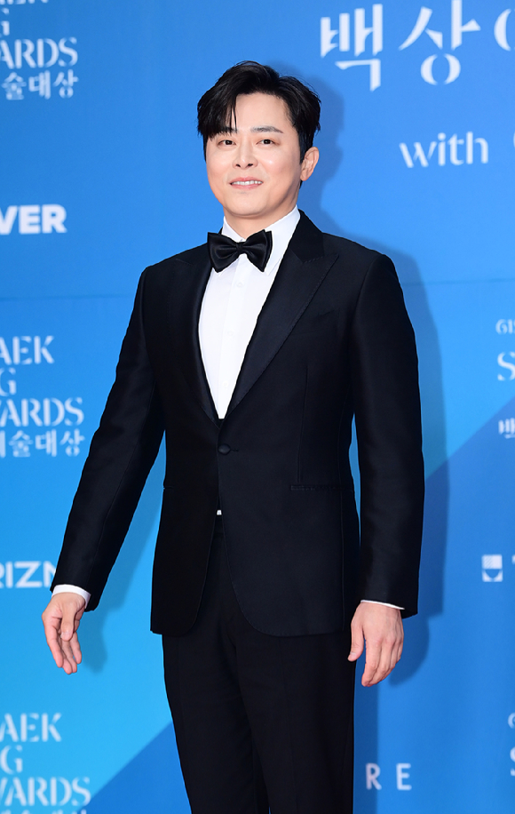 배우 조정석이 5일 오후 서울 삼성동 코엑스에서 열린 제61회 백상예술대상 시상식 레드카펫 행사에 참석하고 있다. [사진=정소희 기자]