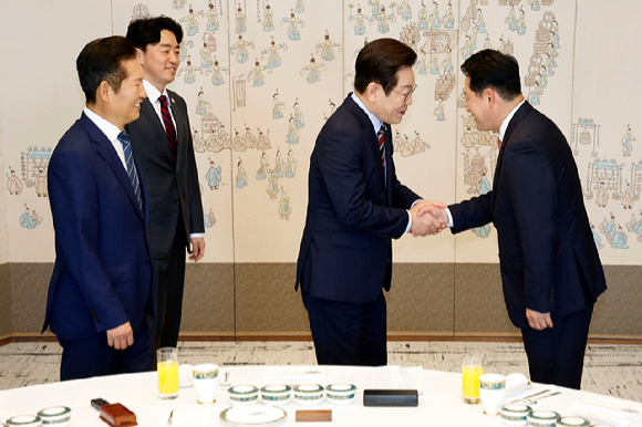 이재명 대통령이 8일 용산 대통령실에서 여야 지도부 오찬 회동에 참석한 국민의힘 장동혁 대표와 인사하고 있다. 2025.9.8 [대통령실통신사진기자단] [사진=연합뉴스]