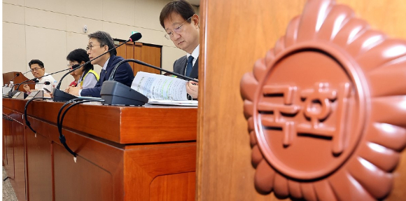 권대영 금융위원회 부위원장(오른쪽 두 번째)이 21일 국회에서 열린 홈플러스 회생 관련 정무위원회 간담회에서 의원 질의에 답하고 있다. 오른쪽부터 이찬진 금융감독원장, 권대영 금융위 부위원장, 안수용 마트노조 홈플러스 지부장, 이의환 홈플러스 물품구매전단채 피해자 비대위 집행위원장, 김병국 홈플러스 입점점주협의회장. [사진=연합뉴스]