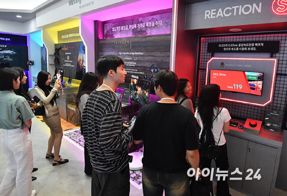 23일 서울 강남구 코엑스에서 열린 'K디스플레이 2026(한국디스플레이산업전시회)를 찾은 방문객이 삼성디스플레이 부스를 관람하고 있다. [사진=곽영래 기자]
