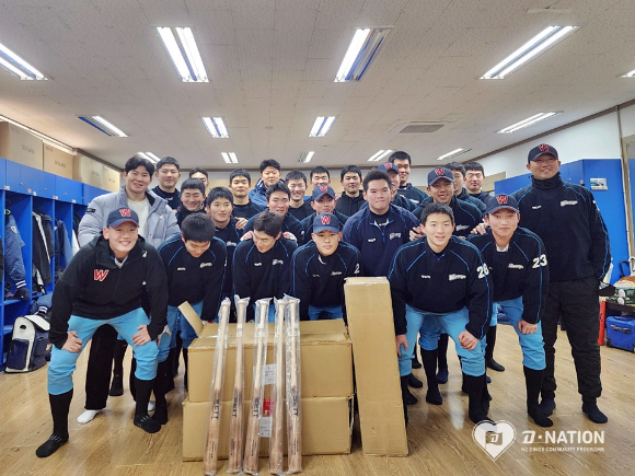 박민우가 지난 5일 모교인 휘문고등학교 야구부에 방문해 야구배트를 전달했다. [사진=NC 다이노스]