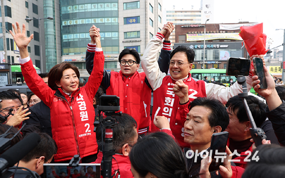 한동훈 국민의힘 비상대책위원장이 19일 오후 서울 동작구 남성사계시장에서 나경원(동작구을)·장진영(동작구갑) 후보의 지지를 호소하고 있다. [사진=곽영래 기자]