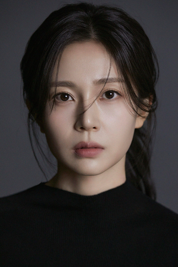 배우 백진희가 매니지먼트에이엠나인과 새 출발을 알리며 새로운 프로필 사진을 공개했다. [사진=매니지먼트에이엠나인]