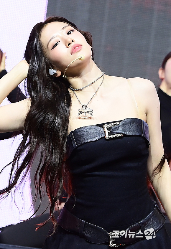 그룹 아이브 안유진이 23일 오후 서울 광진구 광장동 예스24라이브홀에서 열린 아이브(IVE) 정규 2집 '리바이브 플러스'(REVIVE+) 발매 기념 쇼케이스에서 '블랙홀' 무대를 선보이고 있다. [사진=정소희 기자]