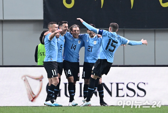 우루과이 마티아스 베시노가 28일 오후 서울월드컵경기장에서 열린 대한민국과 우루과이의 평가전에서 득점을 올린 후 기뻐하고 있다. [사진=김성진 기자]