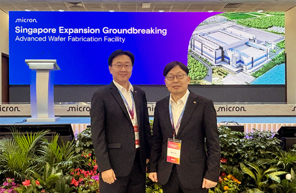 오영주 한미반도체 싱가포르 법인장(왼쪽)과 이명호 한미반도체 부사장이 27일 싱가포르에 위치한 마이크론 첨단 웨이퍼 제조공장 기공식에 참석했다. [사진=한미반도체]
