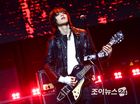 밴드 에이엠피 김신이 21일 오후 서울 서대문구 예스24 원더로크홀에서 열린 AxMxP(에이엠피) 첫 번째 미니앨범 'Amplify My Way'(앰플리파이 마이 웨이) 프레스 쇼케이스에서 타이틀곡 '패스' 무대를 선보이고 있다. [사진=정소희 기자]