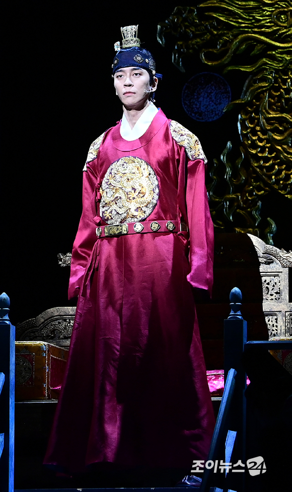 배우 신성록이 9일 서울 중구 충무아트센터 대극장에서 열린 뮤지컬 '한복 입은 남자' 프레스콜에서 주요 장면 시연을 하고 있다. [사진=정소희 기자]