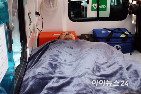 통일교&middot;공천헌금 '쌍특검'을 요구하며 8일째 단식을 진행 중인 장동혁 국민의힘 대표가 22일 서울 여의도 국회에서 단식을 중단하고 병원으로 이송되고 있다. [사진=곽영래 기자]