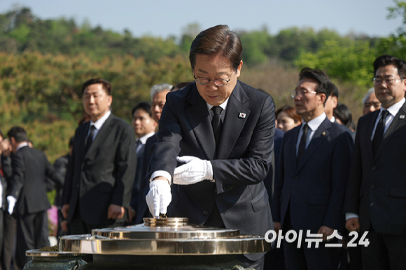 더불어민주당 이재명 대선후보가 28일 오전 서울 동작구 국립 서울현충원 현충탑에서 참배하고 있다. [사진=곽영래 기자]