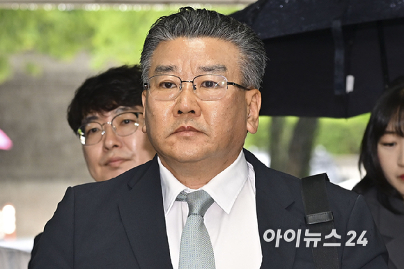 직권남용권리행사방해 혐의를 받는 유병호 감사위원이 구속 전 피의자 심문(영장실질심사)을 위해 20일 서울 서초구 서울중앙지방법원에 출석하고 있다. [사진=사진공동취재단 ]