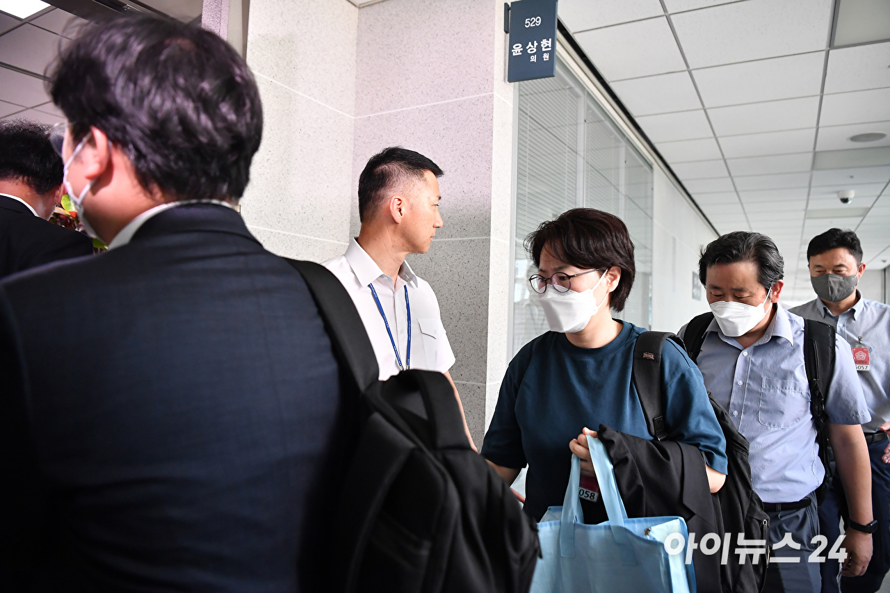 박찬대 더불어민주당 당대표 직무대행 겸 원내대표가 13일 오전 서울 여의도 국회에서 열린 최고위원회의에서 발언하고 있다. [사진=곽영래 기자]