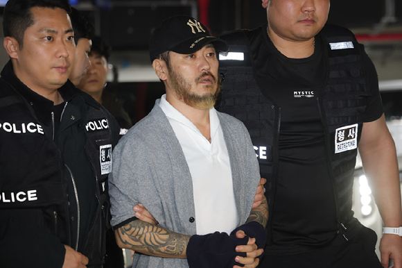 25일 오전 경기도 의정부시 경기북부경찰청에서 '마약왕'으로 불리던 박왕열이 압송되고 있다. 2026.3.25 [사진=연합뉴]