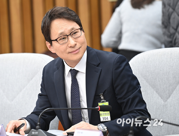 이재원 빗썸 대표가 7일 서울 여의도 국회에서 열린 '가상자산시장의 건전한 발전을 위한 정책과제' 민당정간담회에서 회의에 참석하고 있다. [사진=곽영래 기자]