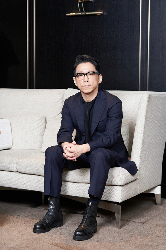 이윤석 감독이 영화 '6시간 후 너는 죽는다' 인터뷰에 앞서 포즈를 취하고 있다. [사진=㈜트리플픽쳐스]