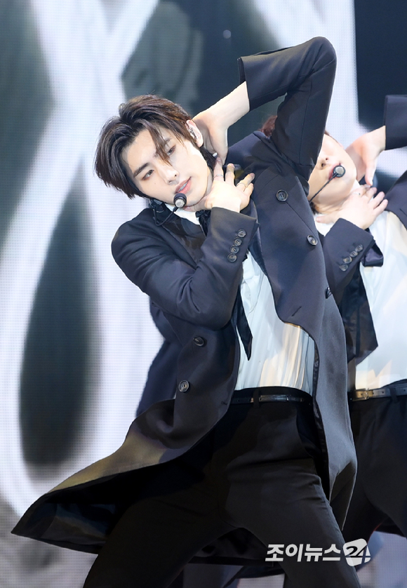 그룹 엔하이픈 성훈이 22일 오후 서울 성북구 안암동 고려대학교 화정체육관에서 열린 엔하이픈(ENHYPEN) 미니 4집 '다크 블러드(DARK BLOOD)' 발매 기념 미디어 쇼케이스에서 타이틀곡 '바이트 미' 무대를 선보이고 있다. [사진=정소희 기자]