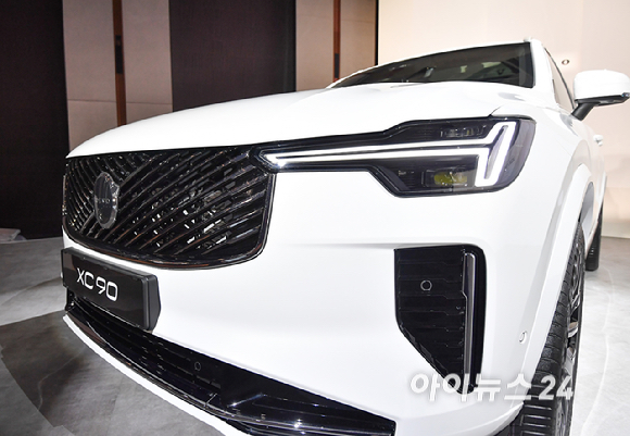 볼보자동차코리아가 2일 서울 광진구 비스타 워커힐에서 신형 XC90을 공개하고 있다.볼보자동차코리아는 현대적인 스칸디나비아 스타일과 최첨단 기술이 적용된 스웨디시 럭셔리 플래그십 신형 XC90 및 S90을 동시에 출시했다.