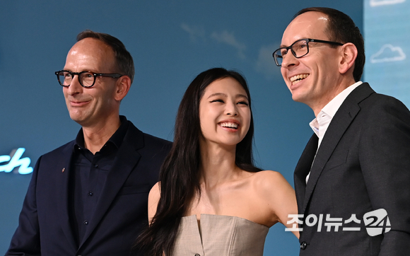 그룹 블랙핑크 제니가 12일 오후 서울 신사동 포르쉐 존더분쉬 하우스(Porsche Sonderwunsch Haus)에서 열린 '타이칸 4S 크로스 투리스모 포 제니 루비 제인(Taycan 4S Cross Turismo for Jennie Ruby Jane)' 공개 포토콜에서 알렉산더 파비그 포르쉐 AG 개인화 및 클래식 부사장(왼쪽)과 홀가 게어만 포르쉐코리아 대표와 포즈를 취하고 있다. [사진=김성진 기자]