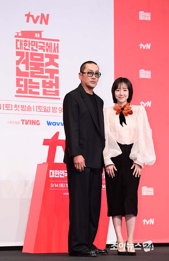 배우 하정우와 임수정이 9일 오후 서울 구로구 신도림동 더링크서울 트리뷰트포트폴리오 호텔에서 열린 tvN 새 토일드라마 '대한민국에서 건물주 되는 법' 제작발표회에서 참석하고 있다. [사진=정소희 기자]