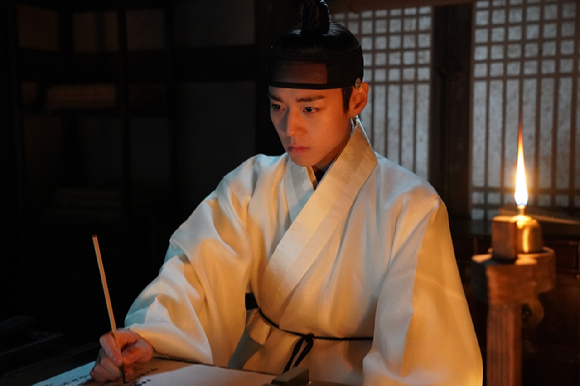 배우 박지훈이 영화 '왕과 사는 남자'에서 열연하고 있다. [사진=(주)쇼박스]