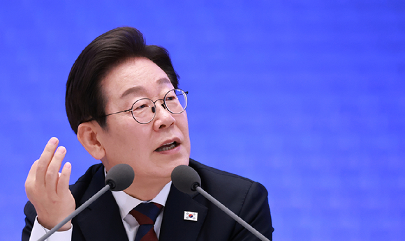 이재명 대통령이 3일 청와대 영빈관에서 '대통령의 30일, 언론이 묻고 국민에게 답하다' 기자회견을 하며 미소짓고 있다. 2025.7.3 [사진=연합뉴스]