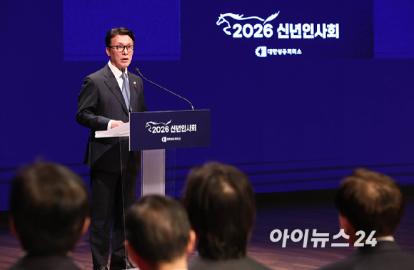 김민석(오른쪽 세 번째) 국무총리와 최태원(왼쪽 두 번째) 대한상공회의소 회장, 정청래(왼쪽) 더불어민주당 대표, 장동혁 국민의힘 대표가 2일 오후 서울 중구 대한상공회의소에서 열린 2026 경제계 신년인사회에서 떡케이크를 자르고 있다. [사진=사진공동취재단]