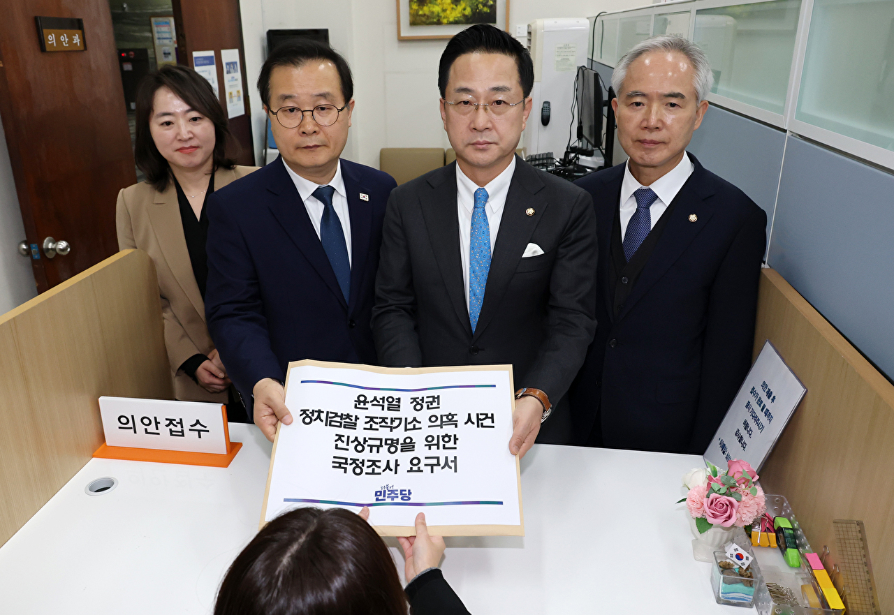 더불어민주당 윤석열 정권 조작 기소 진상규명 및 공소 취소를 위한 국정조사 추진위원회 부위원장인 박성준 의원(왼쪽 세 번째)과 특위 소속 의원들이 11일 국회 의안과에 국정조사 요구서를 제출하고 있다.(왼쪽부터) 이주희, 이건태, 박성준, 양부남 의원. 2026.3.11 [사진=연합뉴스]