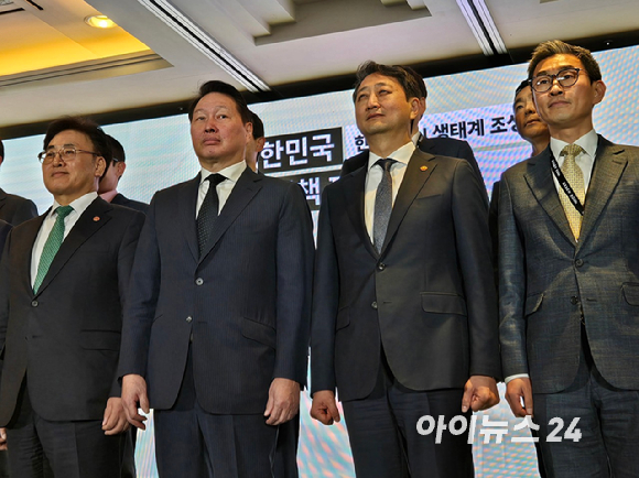 최태원(왼쪽 두번째)대한상공회의소 회장과 안덕근(왼쪽 세번째) 산업통상자원부 장관 등 관계자들이 9일 서울롯데호텔에 진행된 '대한민국 AI정책 포럼'에 참석하고 있다. [사진=최란 기자]