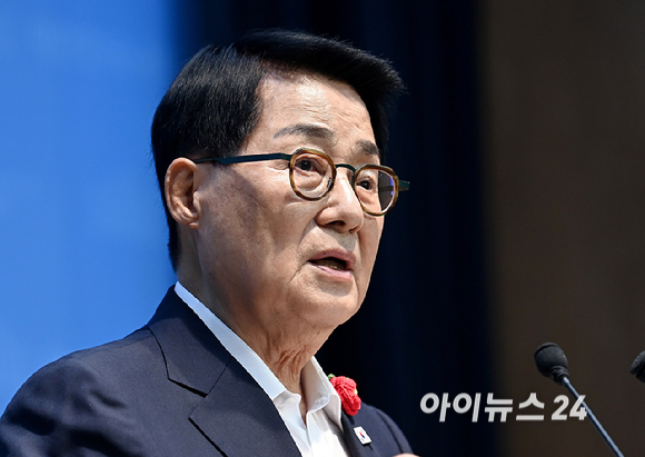 박지원 더불어민주당 의원이 4일 서울 여의도 국회 소통관에서 국회의장 선거 출마 기자회견을 하고 있다. [사진=곽영래 기자]