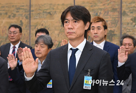 홍명보 전 축구 국가대표팀 감독이 30일 서울 여의도 국회에서 열린 문화체육관광위원회의 대한축구협회 현안 관련 청문회에 출석해 증인 선서를 하고 있다. [사진=곽영래 기자]