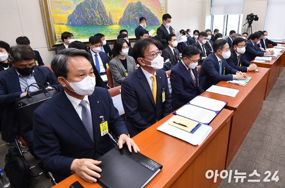 11일 서울 여의도 국회에서 열린 정무위원회의 금융감독원에 대한 국정감사에서 5대 은행장들이 증인으로 출석해 자리하고 있다. 왼쪽부터 진옥동 신한은행장, 이재근 국민은행장, 임동순 농협은행 수석부행장, 박성호 하나은행장, 이원덕 우리은행장. [사진=김성진 기자]