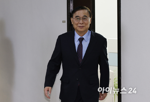 이종석 국가정보원장이 24일 서울 여의도 국회에서 국정원 2026년도 예산안 등과 관련해 열린 정보위원회 전체회의에 출석하고 있다. [사진=곽영래 기자]