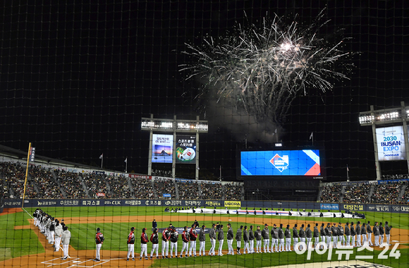 7일 오후 서울 송파구 잠실야구장에서 '2023 KBO 포스트시즌' LG 트윈스와 KT 위즈의 한국시리즈 1차전 경기가 열렸다. 한국시리즈 1차전 개막을 알리는 불꽃을 터뜨리고 있다. [사진=곽영래 기자]