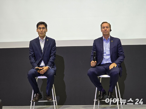 크리스 차우리 앤트로픽 인터내셔널 총괄이 17일 오후 서울 여의도 콘래드 호텔에서 열린 앤트로픽 서울 오피스 출범 기자간담회에서 취재진 질의를 경청하고 있다. [사진=안세준 기자]