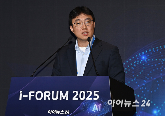 종합경제미디어 아이뉴스24가 23일 서울 영등포구 여의도동 FKI타워컨퍼런스센터에서 '아이포럼2025-지금은 인공지능 대전환(AX):AI 3대 강국 어떻게 만들 것인가' 컨퍼런스를 개최했다. 이진식 LG AI연구원 EXAONE 랩장이 발표를 하고 있다. [사진=곽영래 기자]