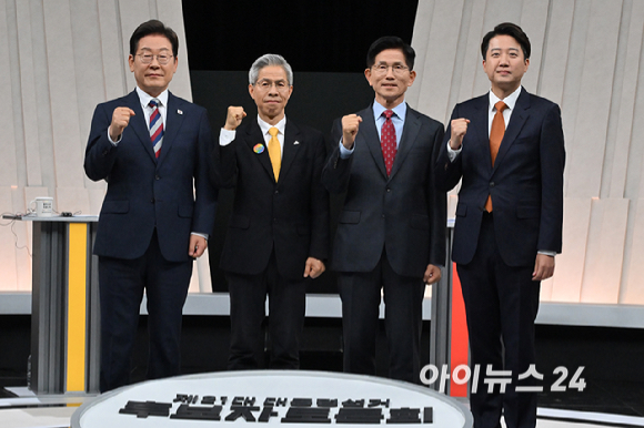 더불어민주당 이재명(왼쪽부터), 민주노동당 권영국, 국민의힘 김문수, 개혁신당 이준석 대선 후보가 27일 서울 마포구 상암동 MBC 스튜디오에서 진행된 정치 분야 TV토론회에서 기념촬영을 하고 있다. [사진=국회사진기자단]