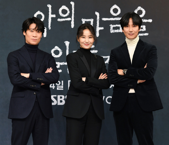 배우 진선규-김소진-김남길이 11일 오후 서울 목동 SBS 사옥에서 진행된 SBS 새 금토드라마 '악의 마음을 읽는 자들' 제작발표회에 참석해 포즈를 취하고 있다. [사진=SBS]