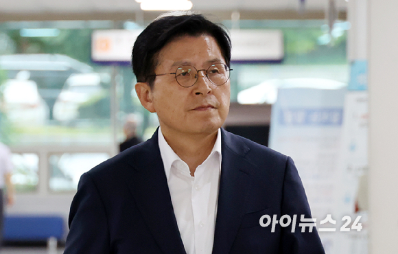 12&middot;3 비상계엄 선포와 관련해 내란선동 등 혐의로 기소된 황교안 자유와혁신 대표(전 국무총리)가 2일 서울 서초구 서울중앙지법에서 열린 1차공판에 출석하고 있다. [사진=사진공동취재단]