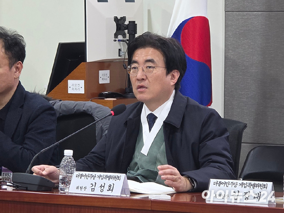 12일 국회 의원회관에서 열린 '게임산업, 국가 육성 전략 토론회'에서 참석자들이 기념촬영을 하고 있다. [사진=박정민 기자]