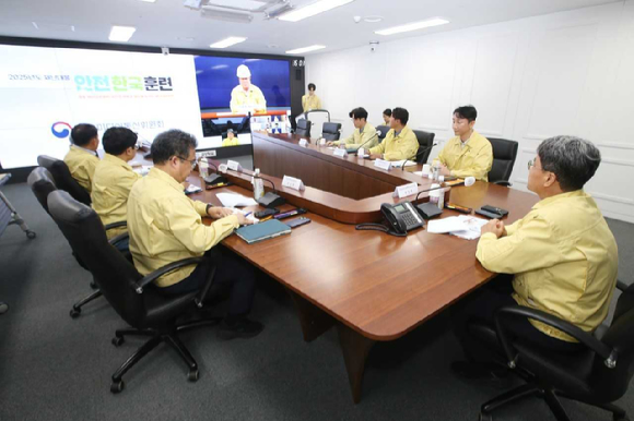 31일 오후 정부과천청사에서 방송미디어통신위원회가 2025년 재난대응 안전한국훈련 일환으로 방송재난 대응 합동 훈련을 실시하고 있는 모습. [사진=방미통위]