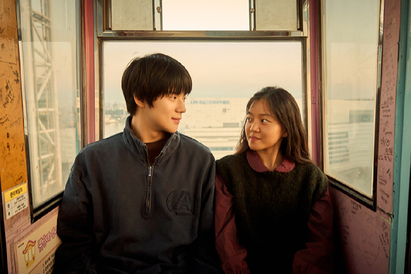 배우 문상민이 넷플릭스 영화 '파반느' 인터뷰에 앞서 포즈를 취하고 있다. [사진=넷플릭스]