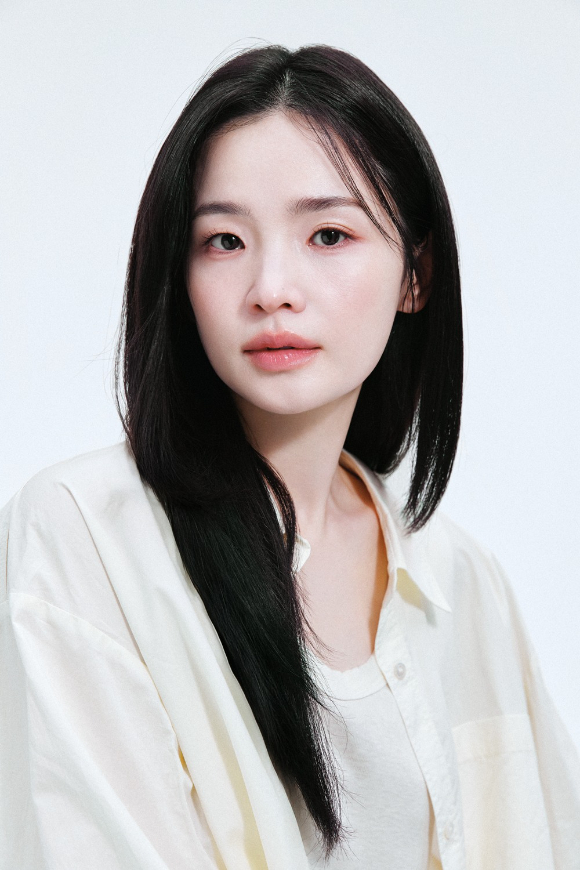 배우 전미도가 프로필 촬영에서 포즈를 취하고 있다. [사진=미디어랩시소]