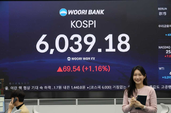 코스피가 장중 6000포인트를 돌파한 25일 우리은행 딜링룸. [사진=우리은행]