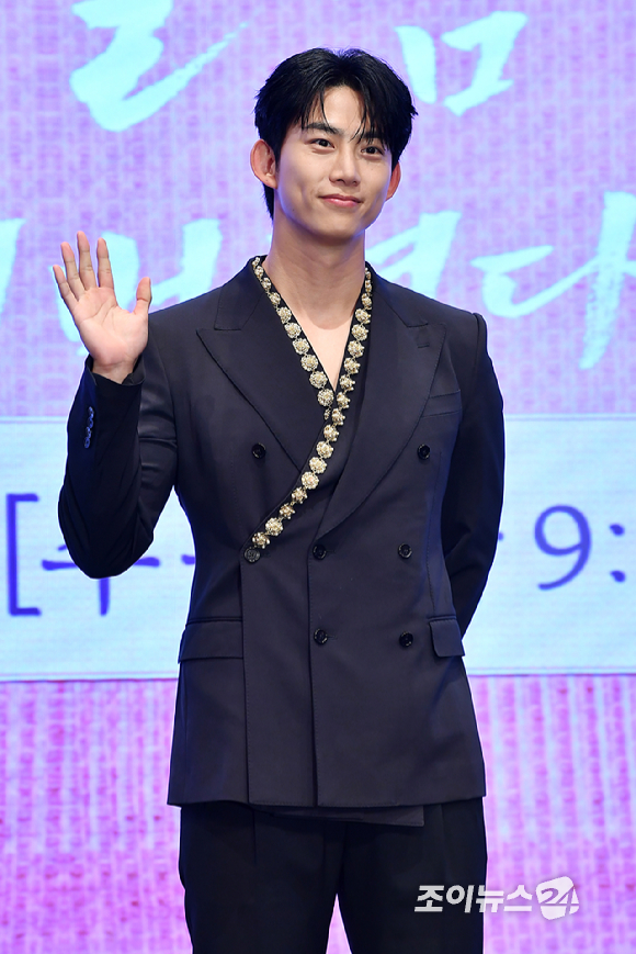 그룹 2PM 옥택연이 11일 오후 서울 구로구 신도림동 더세인트에서 진행된 KBS2 새 수목드라마 '남주의 첫날밤을 가져버렸다' 제작발표회에 참석해 포즈를 취하고 있다. [사진=문수지 기자]