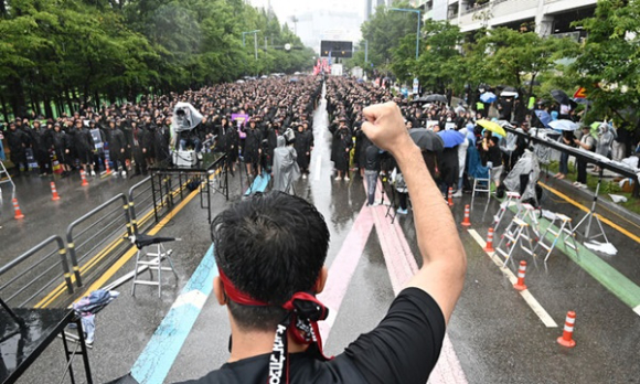 지난달 8일 경기도 화성시 삼성전자 화성사업장 정문 앞에서 총파업 결의대회에 참가한 전삼노 조합원들이 구호를 외치고 있는 모습. [사진=뉴시스]