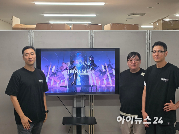 (왼쪽부터) 조순구 컨트롤나인 공동대표, 김형섭 컨트롤나인 아트 디렉터, 권세웅 컨트롤나인 공동대표가 기념촬영을 하고 있다. [사진=곽민구 기자]